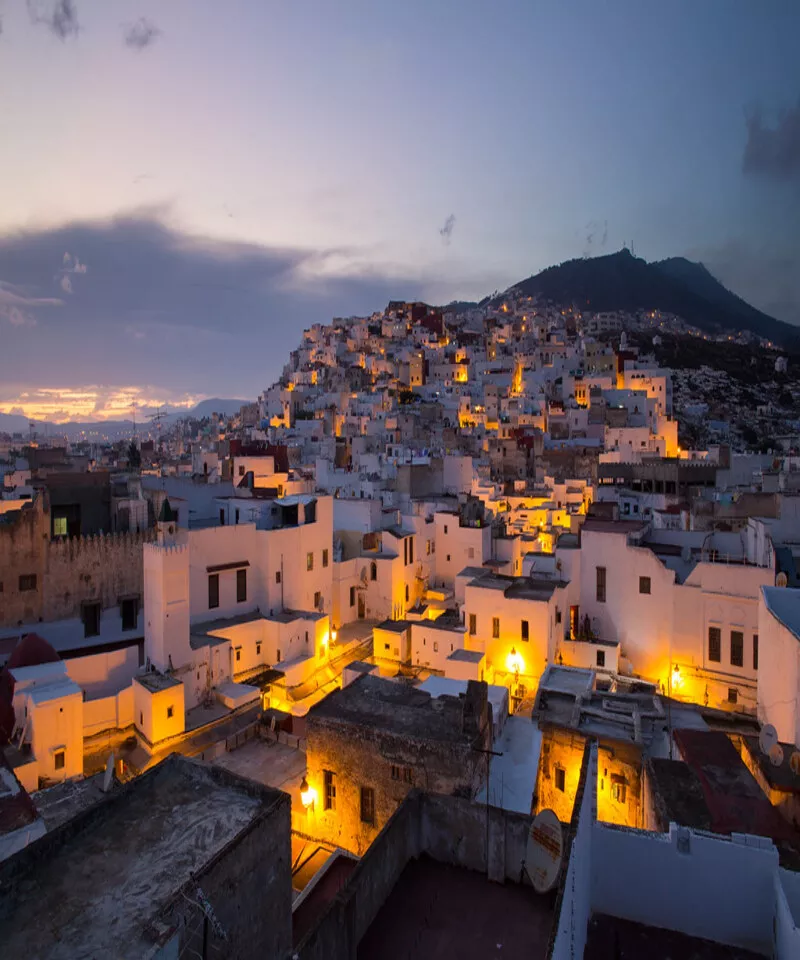 La città di Tetouan in Marocco, scatto notturno di case bianche