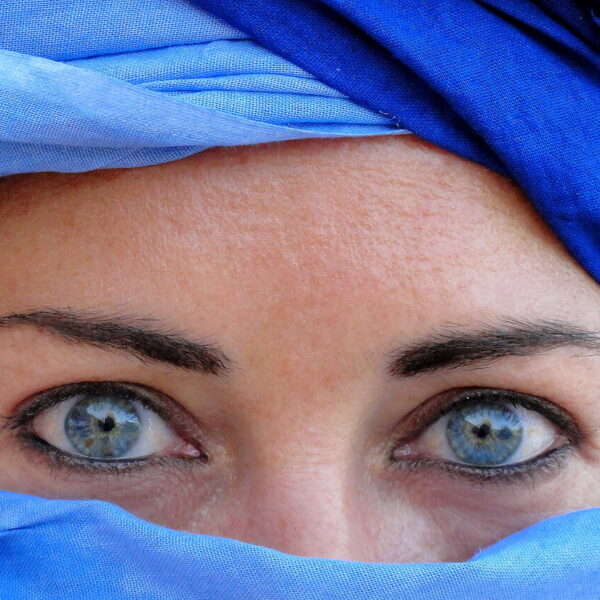 Ojos azules con pañuelo de Marruecos