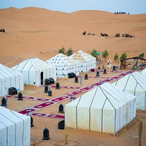 Un campamento en el desierto sahariano de Merzoga durante los 3 días de viaje desde Casablanca.