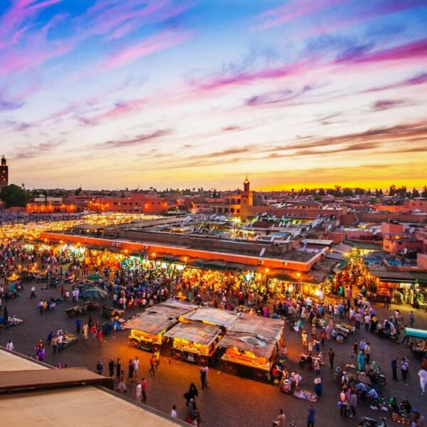 La piazza di Jamaa El Fna a Marrakech durante la sera.