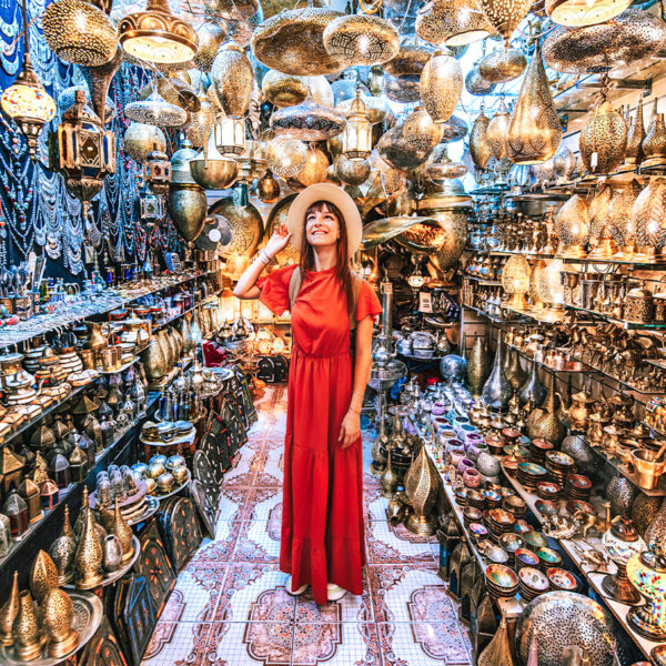 Una mujer en una colorida tienda de Marrakech en nuestra excursión de un día desde Casablanca.