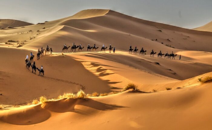 Excursión en camello con nuestro viaje de 2 días de Fez al desierto de Merzouga