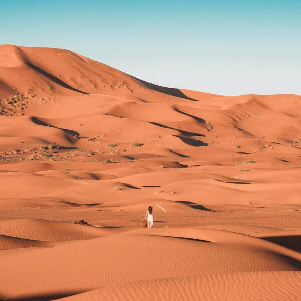 Una donna nel mezzo del deserto del Sahara in Marocco.