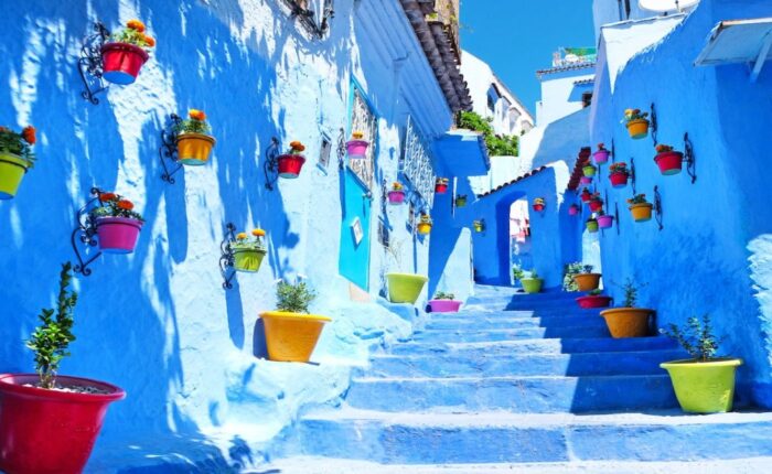 Strada blu a Chefchaouen durante una gita di un giorno da Fes.