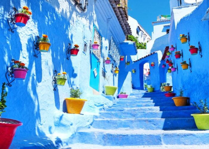 Strada blu a Chefchaouen durante una gita di un giorno da Fes.