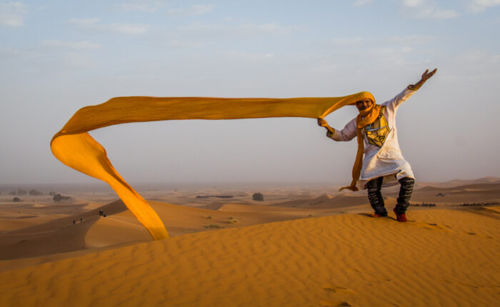 Conductor de camellos en Merzouga durante nuestro viaje de 5 días por el desierto desde Marrakech.