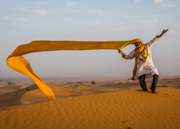 Conductor de camellos en Merzouga durante nuestro viaje de 5 días por el desierto desde Marrakech.