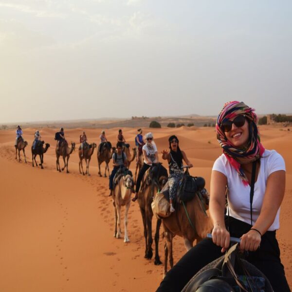 Caravana de camellos con el tour de 3 días de Marrakech a Merzouga