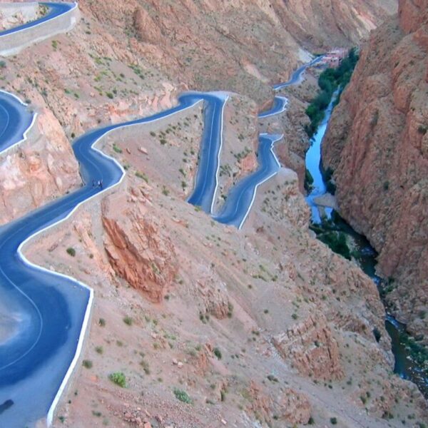 Una strada tortuosa in Marocco