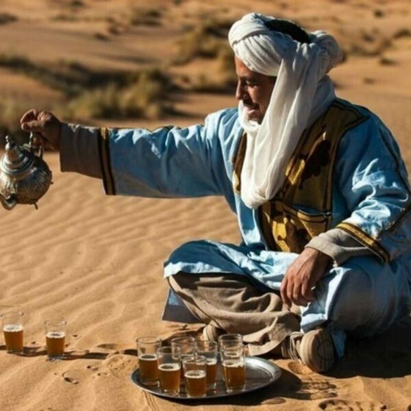 Uomo del deserto che versa il tè.