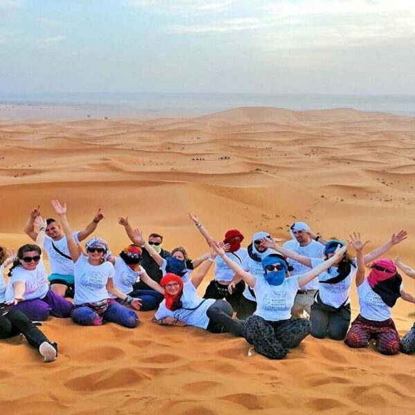 Grupo de turistas en Merzouga durante su viaje de 4 días de Marrakech a Merzouga