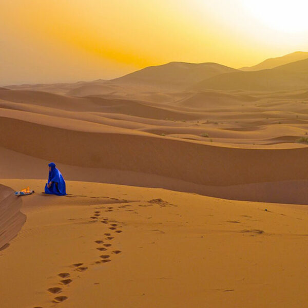 Un nómada en el desierto de Merzouga durante el viaje de 2 días desde Fez.