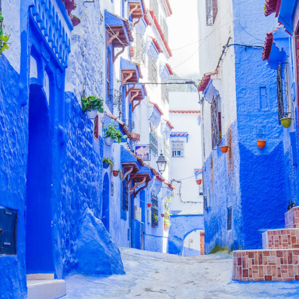 Una calle azul en Chefchaouen durante nuestro viaje de 14 días por Marruecos desde Casablanca.