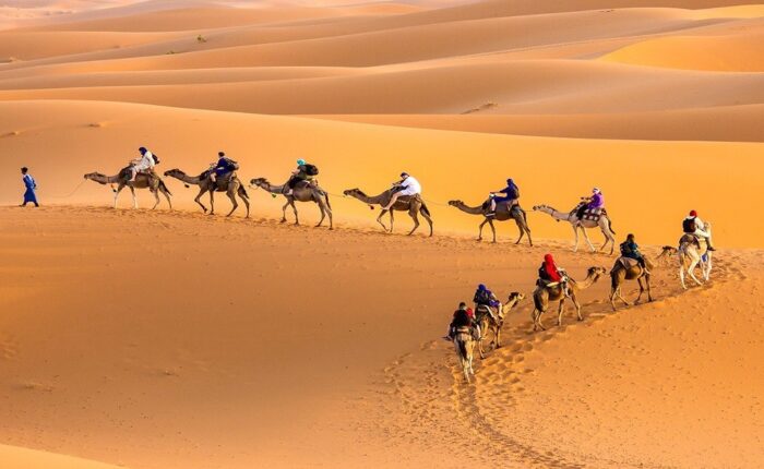 Giro in cammello nel deserto di Merzouga durante il tour di 7 giorni nel deserto da Tangeri a Marrakech