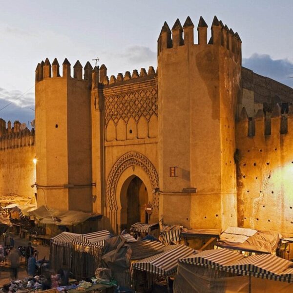 Puertas de Fez y estructuras antiguas, visítelas con un guía local durante un viaje de 6 días de Tetuán a Marrakech por el desierto