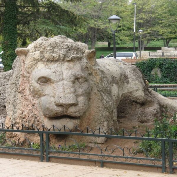 Estatua del león blanco del Atlas en la ciudad de Ifrane, Marruecos