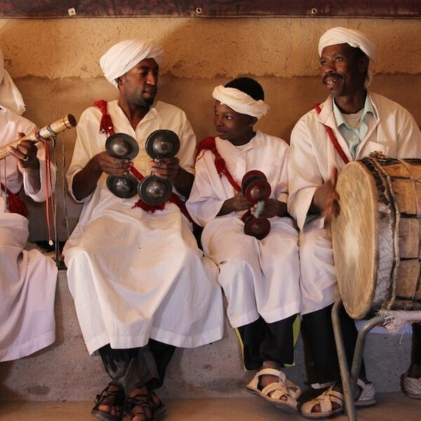 La tribu Khamla Gnaoua tocando música, música antigua de Marruecos