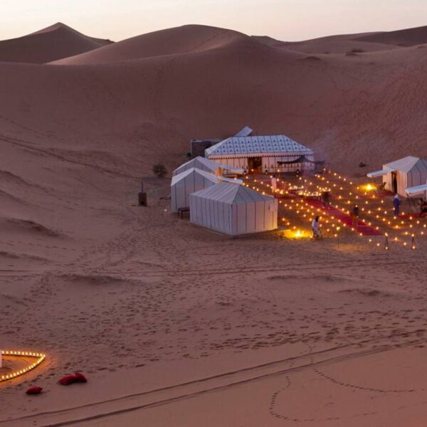 Campamento de lujo en el desierto de Marruecos, punto culminante del viaje de 6 días de Tánger a Marrakech por el desierto