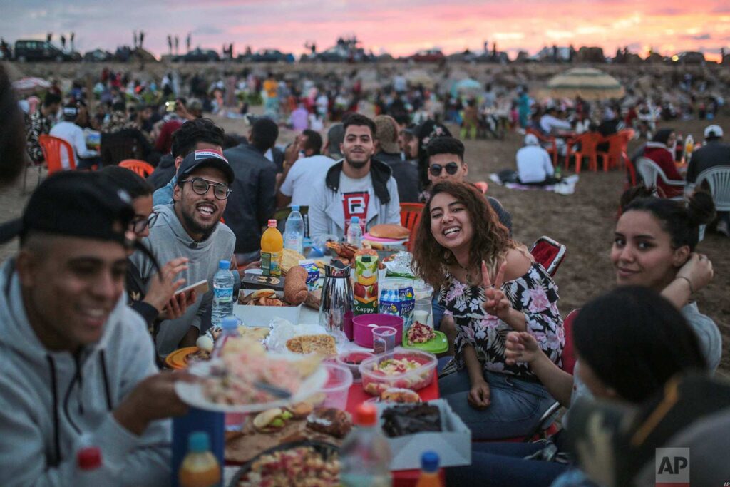 A family about to break Ramadan, cultural tips for Morocco