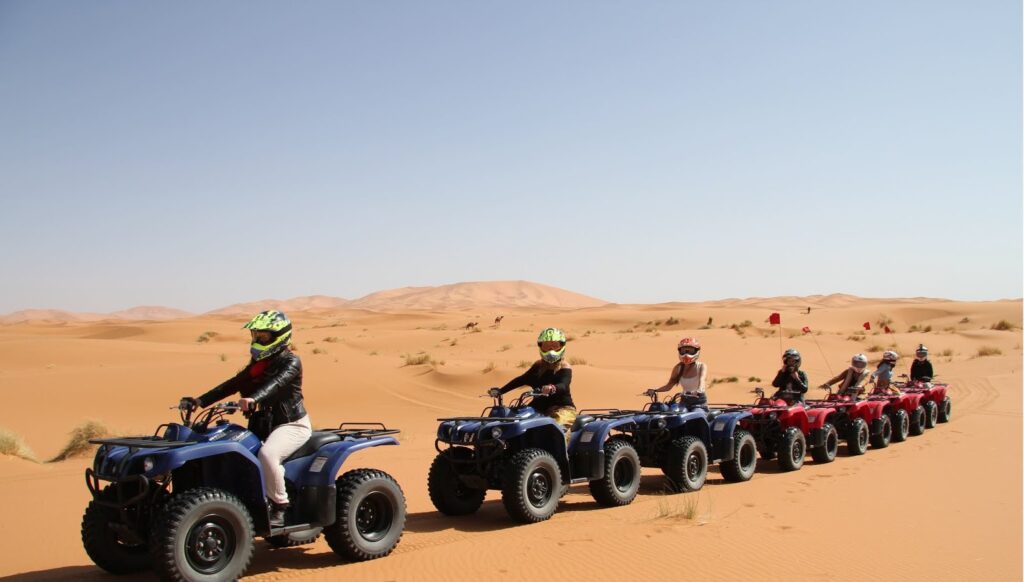 Sahara excursiones en quad de un grupo en las dunas de arena