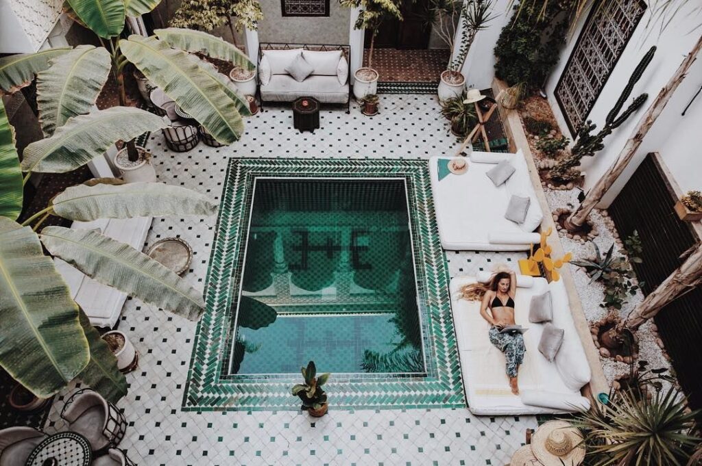 Un riad con piscina (hotel tradizionale)