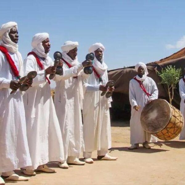 Gnawa tocando el tambor