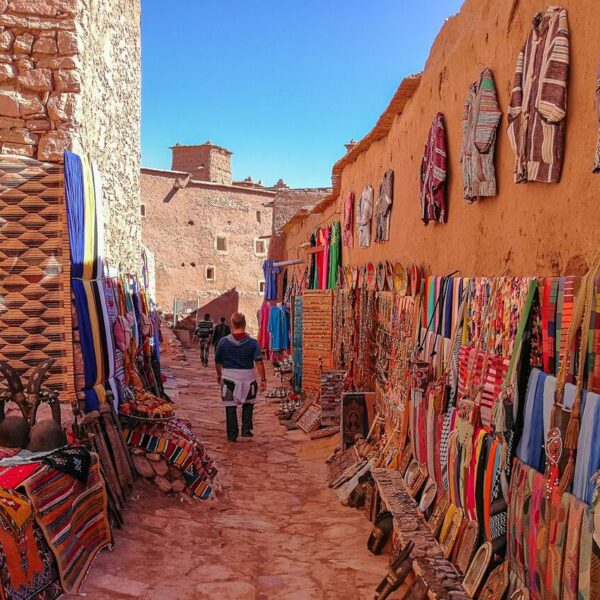 Una calle de la Kasbah de Ait Benhaddou, parte del viaje de 6 días de Fes a Marrakech.