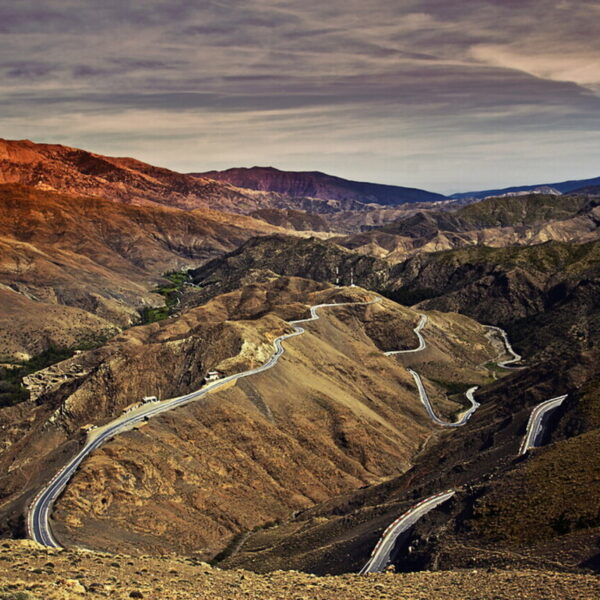 Strada curvilinea sulle montagne dell'Atlante.