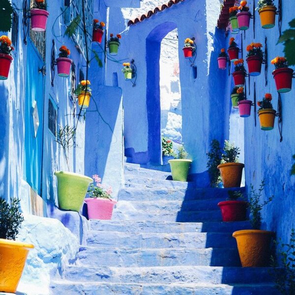 Una calle azul en Chefchaouen durante el viaje de 5 días de Tetuán a Marrakech.