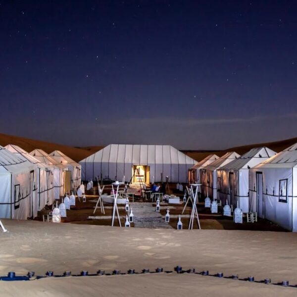 Un campamento en el desierto por la noche durante el viaje de 4 días de Agadir a Merzouga.