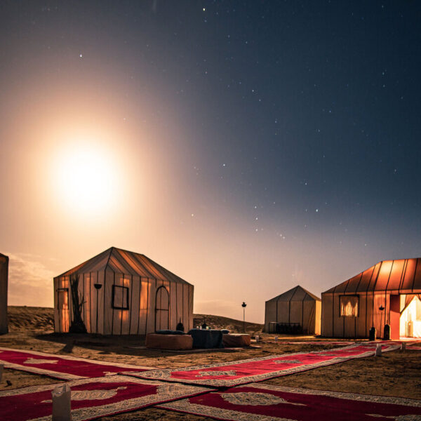 Campo nel deserto di notte a Merzouga durante il tour di 6 giorni da Agadir.