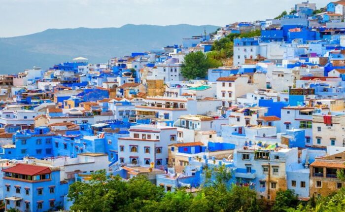 Vista panoramica della città blu durante il nostro tour di 10 giorni in Marocco da Tangeri a Marrakech.