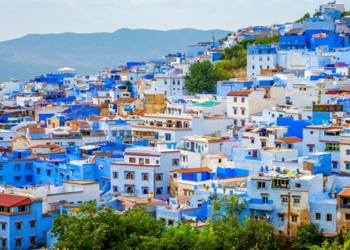 Vista panoramica della città blu durante il nostro tour di 10 giorni in Marocco da Tangeri a Marrakech.