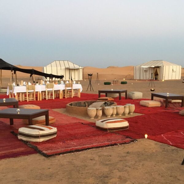 Un campamento en el desierto de Merzouga con sus alfombras rojas.