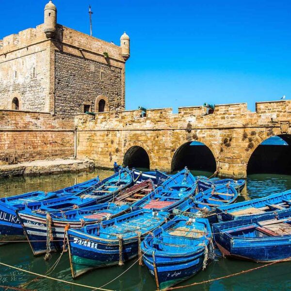 Piccole barche blu a Essaouira.