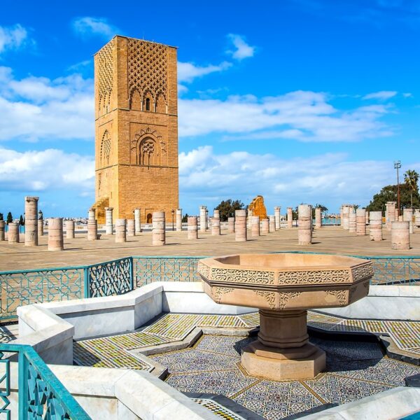 La torre Hassan en Rabat con la excursión de 3 días desde Fez.