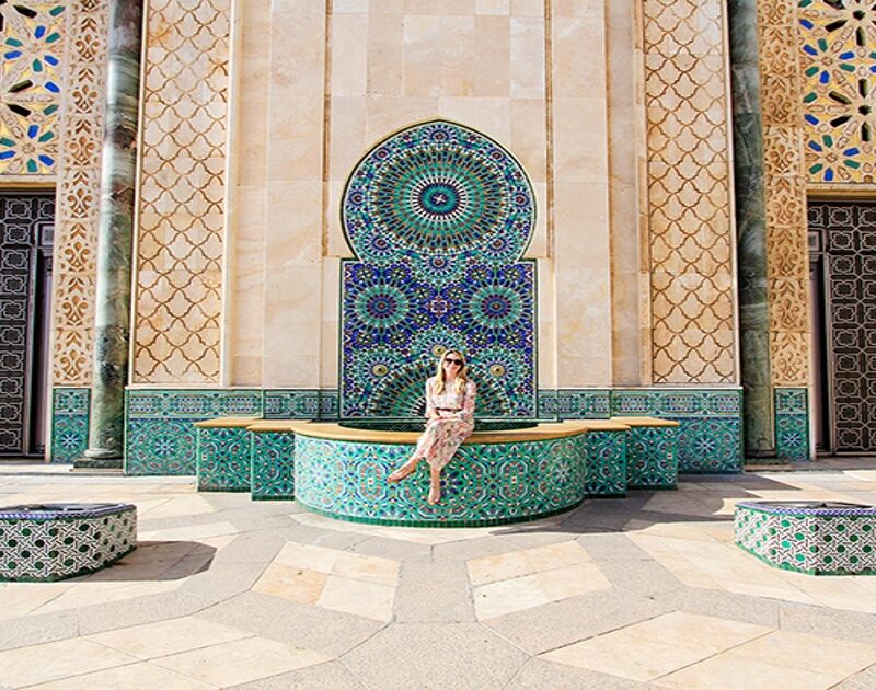 Una mujer en el patio de la mezquita Hassan 2 durante el viaje de 3 días de Fez a Casablanca.