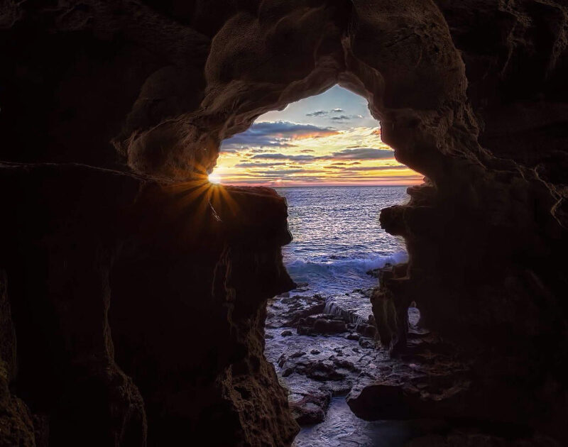 La grotta di Ercole in riva all'oceano durante il nostro tour di 9 giorni da Tangeri a Marrakech attraverso il deserto.