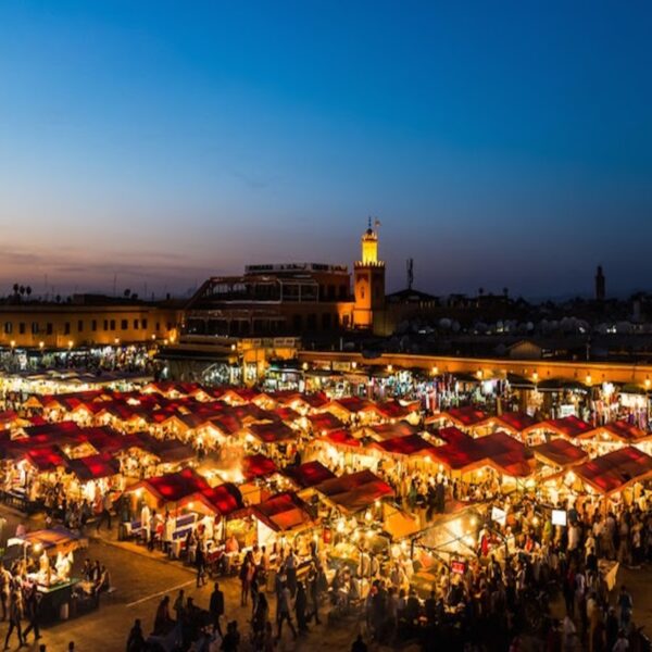 La piazza di Marrakech di sera, un sito durante il tour di 8 giorni in Marocco da Fes.