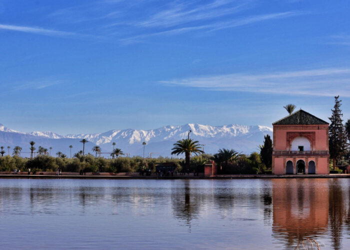 Il giardino della Menara a Marrakech con le cime innevate delle montagne alle spalle durante il nostro tour nel deserto di 6 giorni da Agadir.