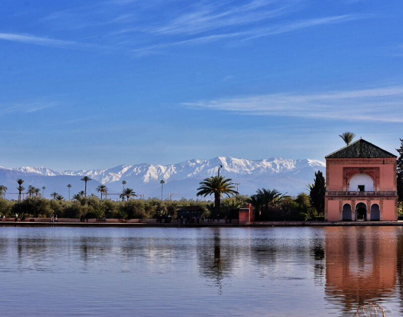 Jardín de la Menara en Marrakech con los picos de las montañas nevadas al fondo durante nuestro viaje de 6 días por el desierto desde Agadir.