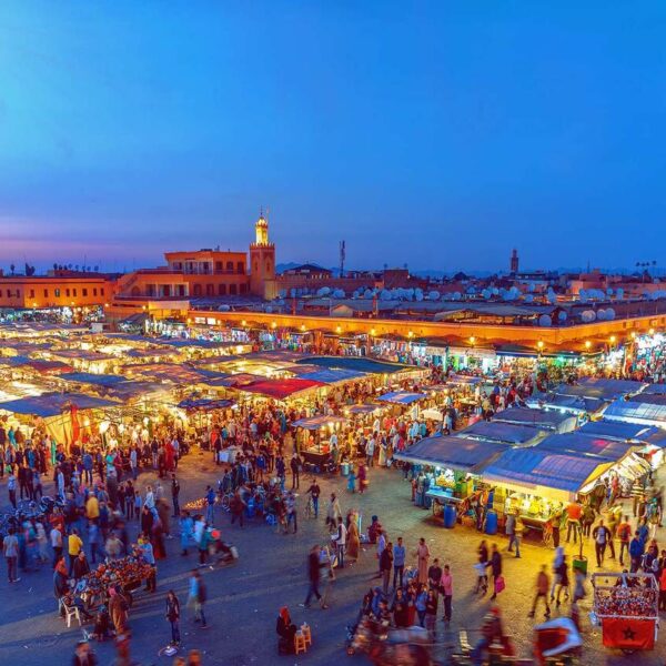 La plaza de Jamaa El Fna de Marrakech al atardecer.