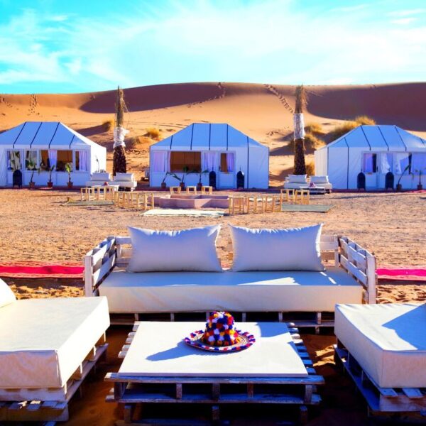 Campo nel deserto del Sahara a Merzouga durante il nostro viaggio di 3 giorni da Ouarzazate.