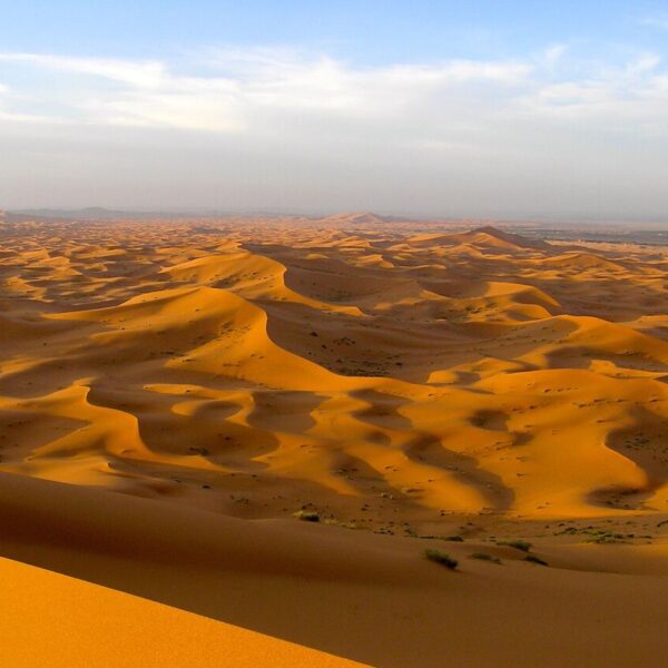 El vasto desierto sahariano de Merzouga con nuestro viaje de 5 días por el desierto de Marruecos desde Casablanca.