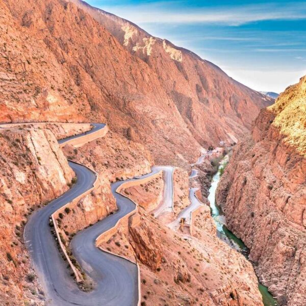 Una carretera llena de curvas en Marruecos durante el viaje de 7 días en Marruecos desde Fez.