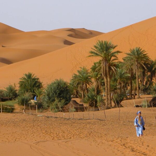 Un uomo del deserto che passeggia nel deserto del Sahara di Merzouga durante il nostro tour di 3 giorni da Ouarzazate a Marrakech.