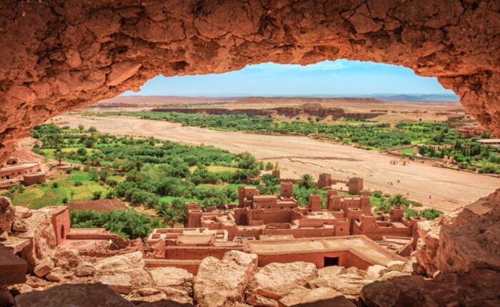 Un arco che mostra la Kasbah di Ait Benhaddou durante il tour di 4 giorni da Marrakech a Tangeri.