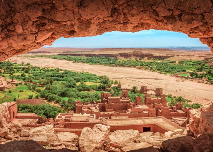 Un arco che mostra la Kasbah di Ait Benhaddou durante il tour di 4 giorni da Marrakech a Tangeri.