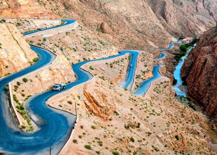 Strada panoramica in Marocco: un'attrazione durante il tour di 7 giorni da Marrakech a Tangeri.