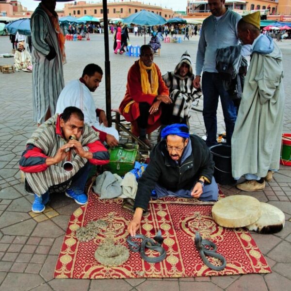 Incantatori di serpenti a Marrakech durante il tour di 7 giorni nel deserto da Agadir.